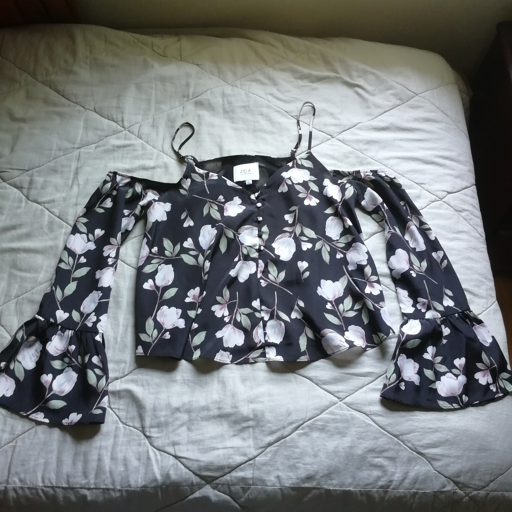 J.O.A. Floral Cold Shoulder Flutter Button Front Blouse XS Revolve - Picture 10 of 11